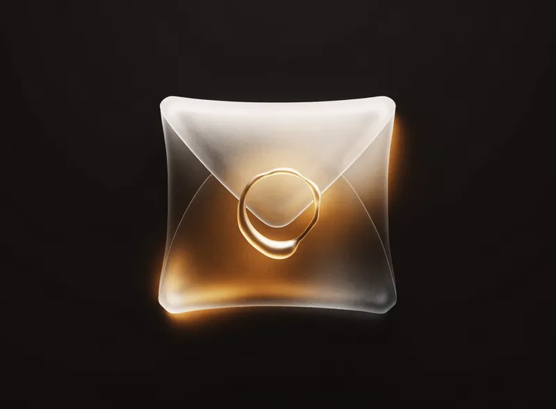 Envelope de vidro fosco com selo dourado, representando o convite pessoal